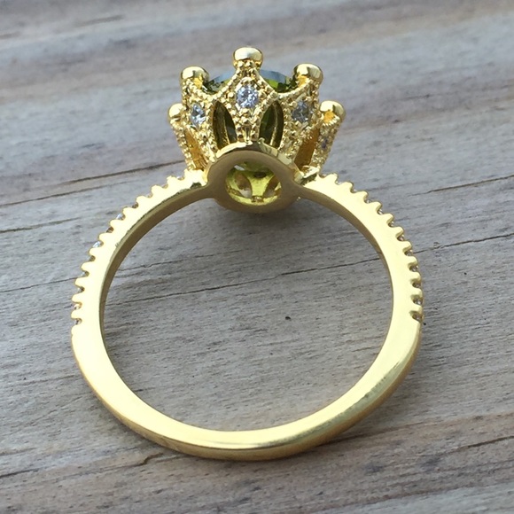 Peridot w/ cz gold over silver queen crown ring - Picture 5 of 8